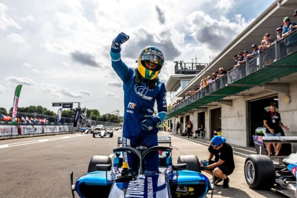 Igor Fraga vence em Manfeild e é o primeiro brasileiro campeão da Toyota Racing Series
