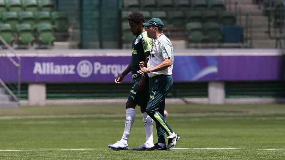Luiz Adriano participa de treino no Palmeiras após ser desfalque sexta
