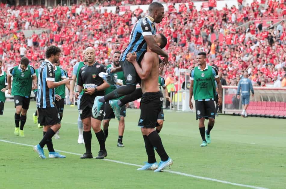 Com gol de Diego Souza, Grêmio bate o Inter e garante vaga na decisão do 1º turno do Gaúcho