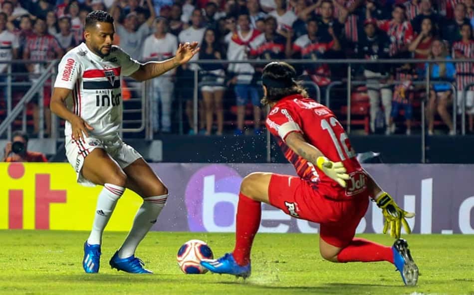 Pressionado, Corinthians segura empate e sai no lucro; leia análise