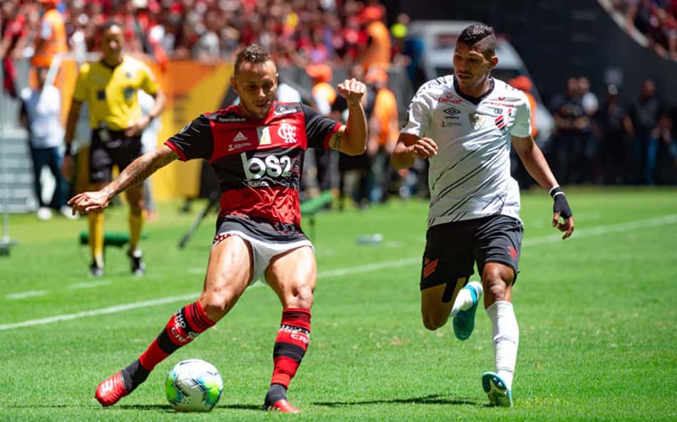 Rafinha mostra fôlego de garoto para vencer duelo com outro 'motoqueiro'