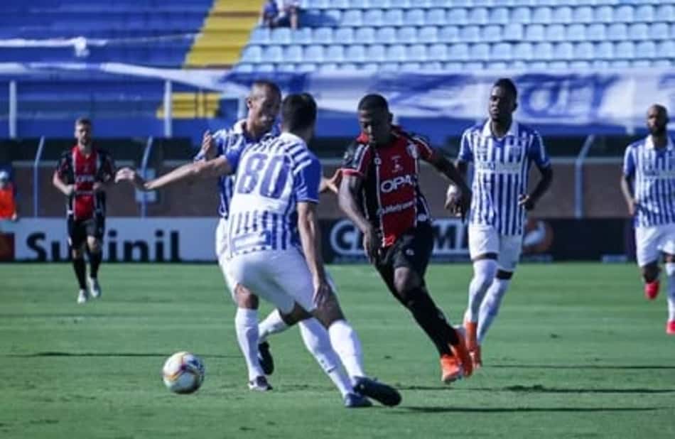 Em jogo emocionante, Avaí bate o Joinville