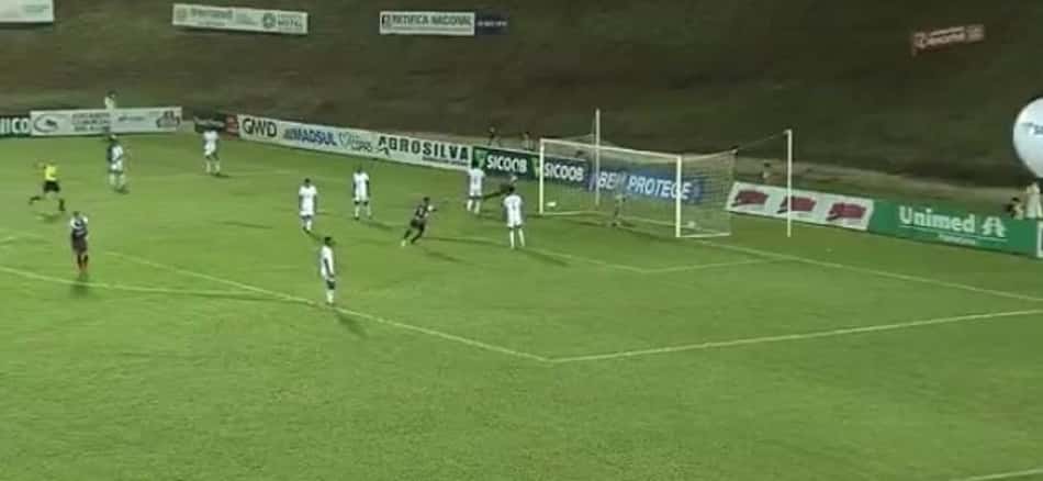 Maurício marca no 'apagar das luzes' e salva Cruzeiro da derrota
