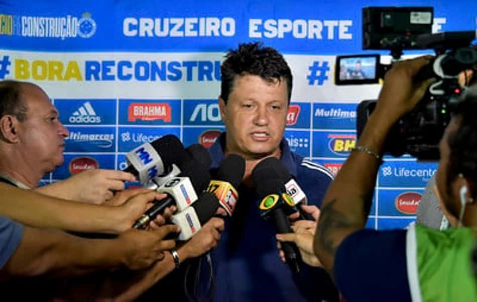 Adilson Batista celebra empate e faz críticas à FMF e CBF