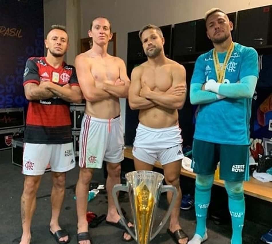 Diego valoriza título da Supercopa, e Filipe Luís deixa estádio com o troféu