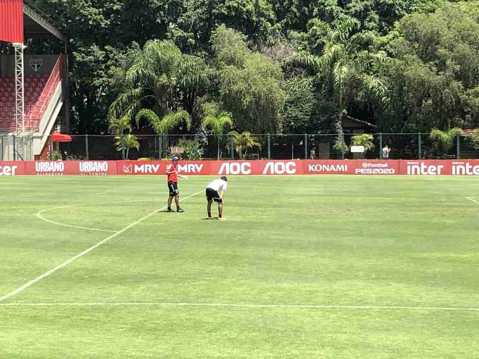 Igor Gomes chama atenção de Diniz ao treinar finalizações após coletivo