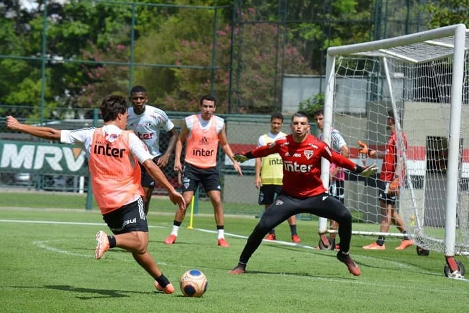 Diniz promove treino intenso em campo reduzido no São Paulo