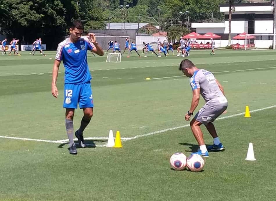 Aguilar evolui e faz treino físico específico com bola no Santos