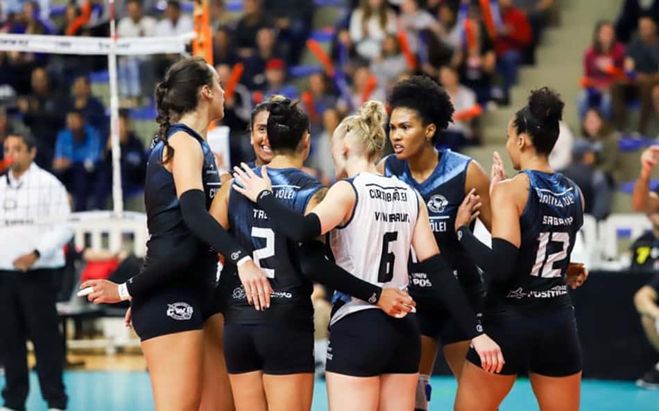 Inspirado nos EUA, time da Superliga coloca atletas de frente para os livros