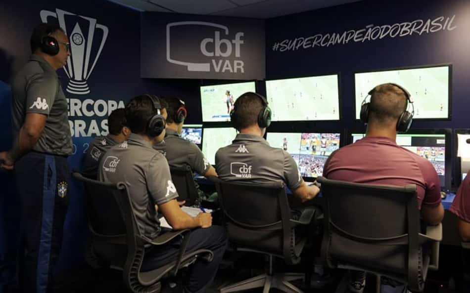 Após teste na Supercopa, CBF quer utilizar VAR remoto no Brasileiro