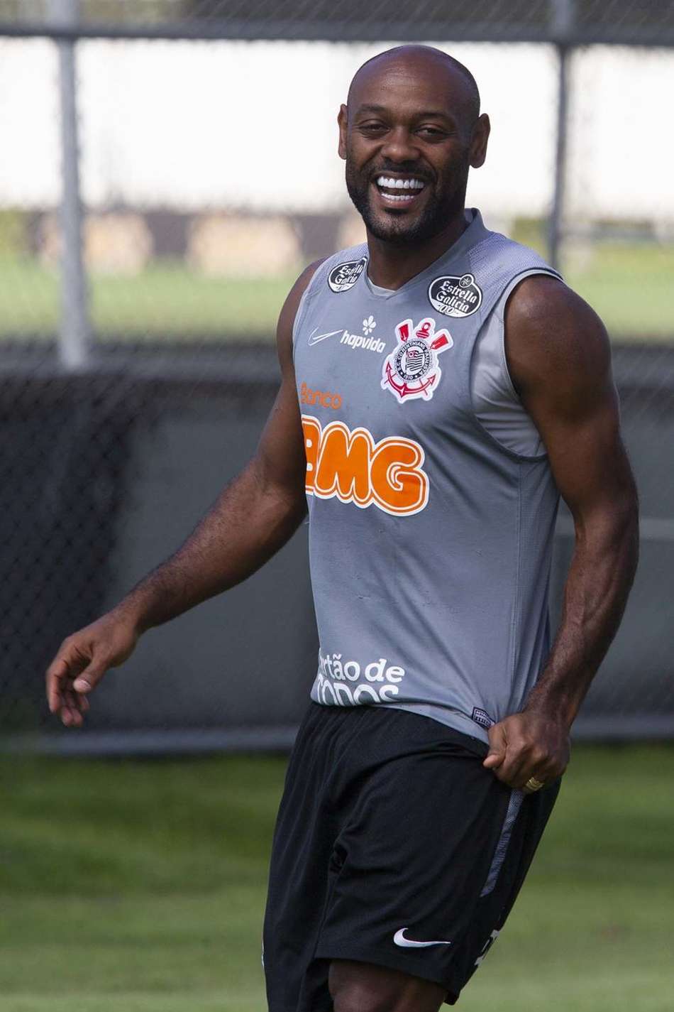 Love brinca e se propõe a mandar e-mail em chinês para ter Paulinho como reforço do Corinthians