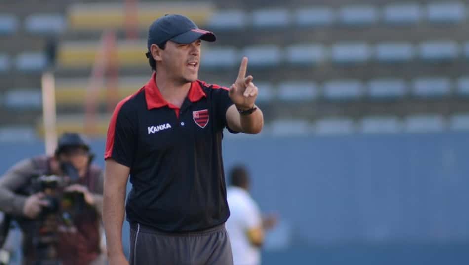 Diniz tenta transformar desempenho em resultado contra ex-clube em que viveu situação parecida