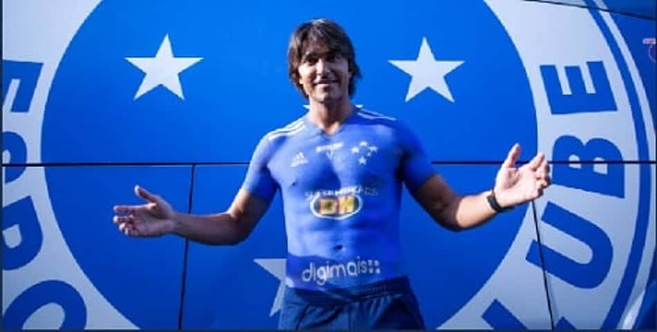 Marcelo Moreno é apresentado com camisa do Cruzeiro pintada no corpo