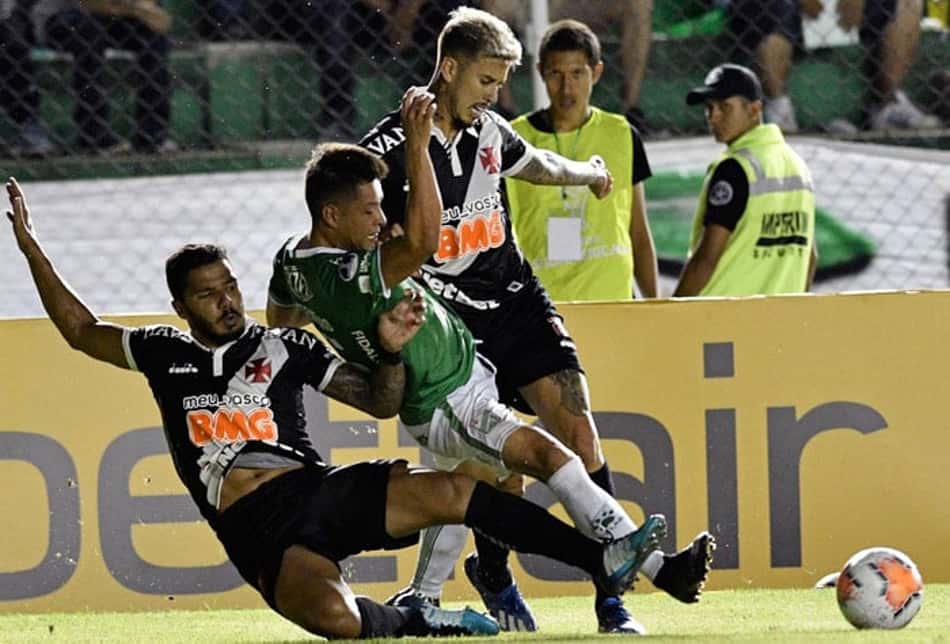Em provável último jogo sem Guarín, Vasco mostra deficiências no meio
