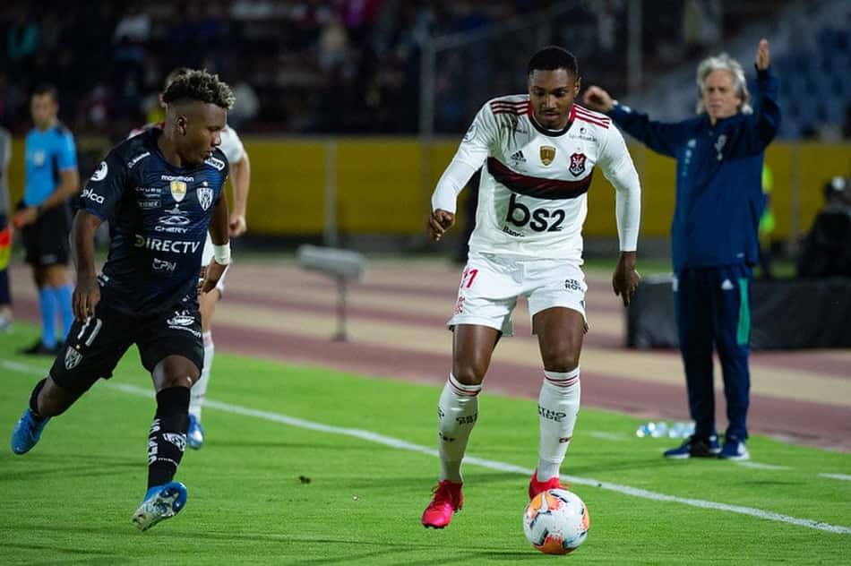 Após estreia na Recopa, Vitinho surge como opção para Jorge Jesus em final