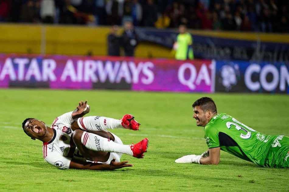 Com dores, Bruno Henrique realiza novos exames, e lesão é constatada