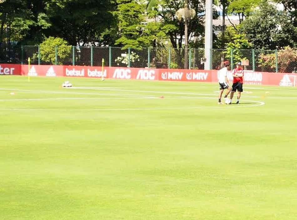 Treino do São Paulo tem Antony em campo e papo de Diniz e Igor Gomes