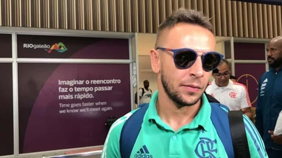 Rafinha fica na bronca por juiz não consultar o VAR: 'Mais de 30 câmeras em volta'