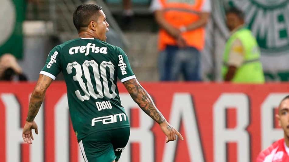 No seu jogo 300, Dudu marca, perde pênalti, e Palmeiras vence o Guarani