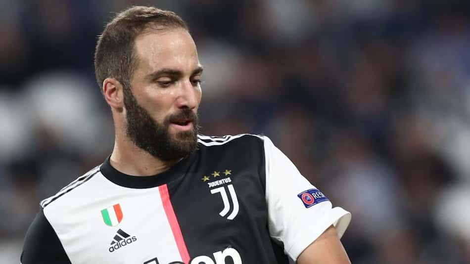 Em quarentena, Higuaín deixa a Itália e pega avião para a Argentina