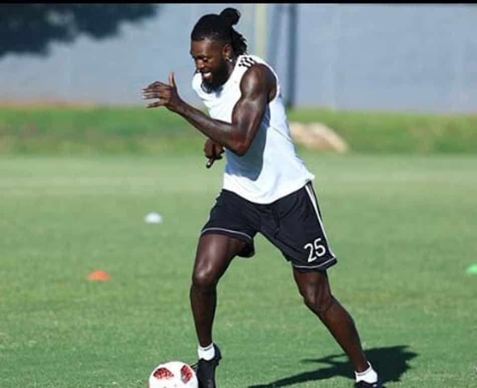 Emmanuel Adebayor deixa mensagem de reflexão na rede social