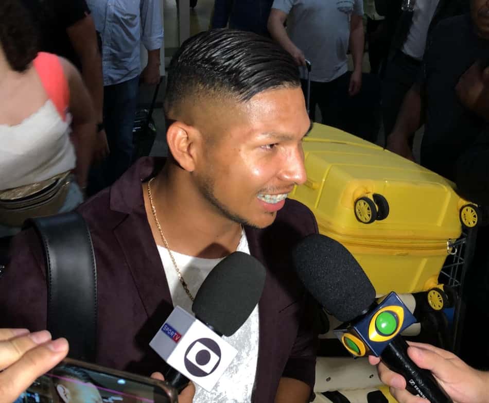 Rony desembarca aceitando camisa 11 e com briga por vaga no Verdão