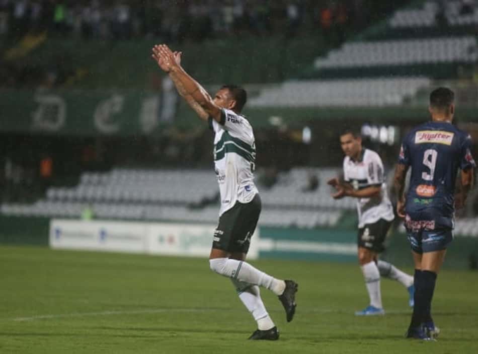 Coritiba vence o Cianorte e volta à liderança do Paranaense