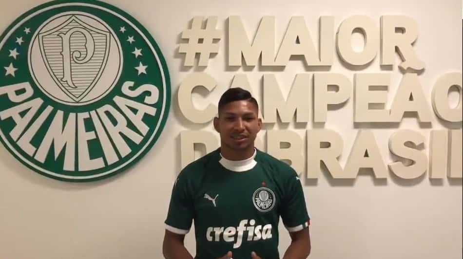 Rony assina e veste a camisa do Palmeiras: 'Sempre quis estar aqui'