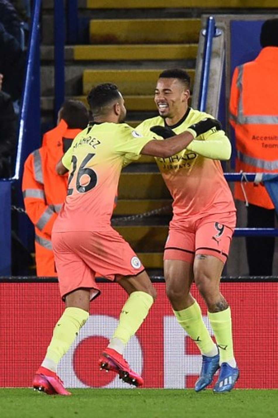 Gabriel Jesus sai do banco para garantir a vitória do City no Leicester