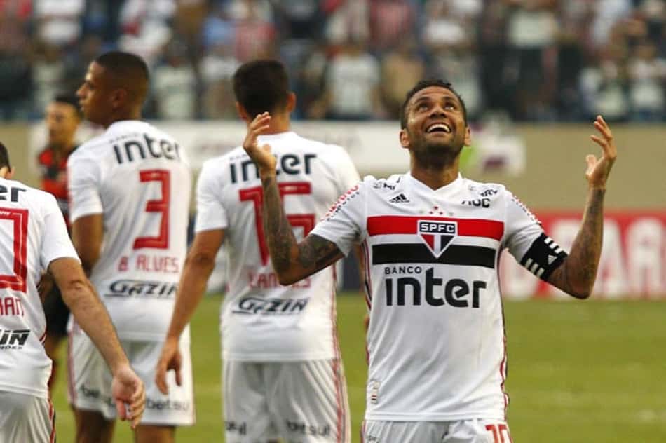 Dani Alves fala de estreia na Liberta: 'Queria sentir o brilho desse torneio'