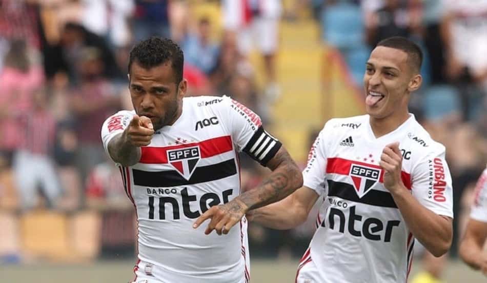 Dani Alves brinca com 'primeira vez' em sua estreia na Copa Libertadores