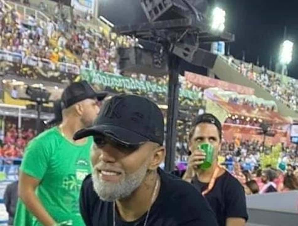 Após gol do título, Gabigol curte carnaval no Sambódromo do Rio