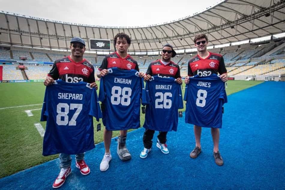 De férias no Rio, astros da NFL vão a jogo do Flamengo e assistem desfile na Sapucaí