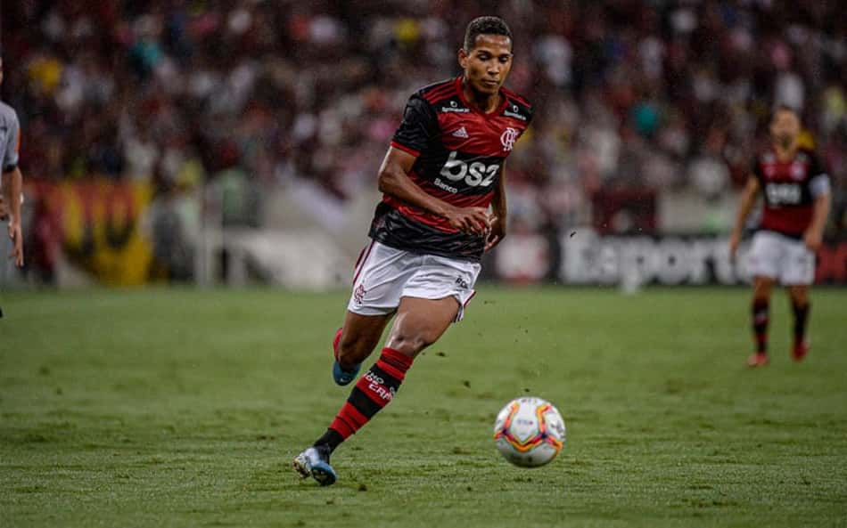 Titular nas últimas três partidas do Flamengo, lateral sofre lesão na coxa