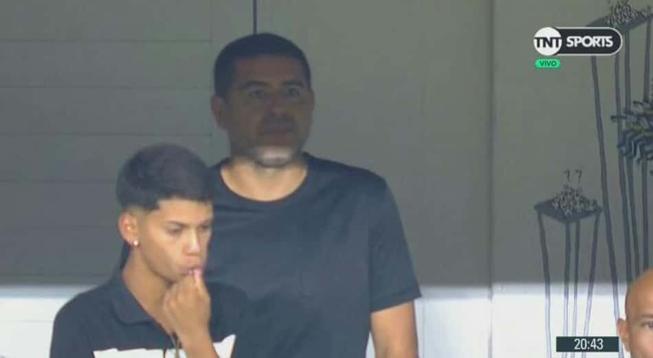 Riquelme faz cara feia ao ouvir torcida do Boca Juniors gritar nome de Maradona; veja o vídeo