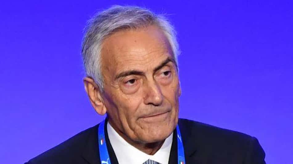 Federação Italiana estuda cortar salário de jogadores para reduzir prejuízo dos clubes em crise