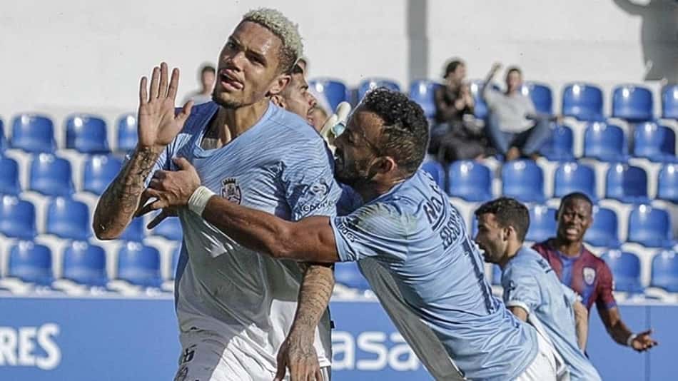 Adaptado, invicto e com gols, brasileiro celebra fase pelo Feirense