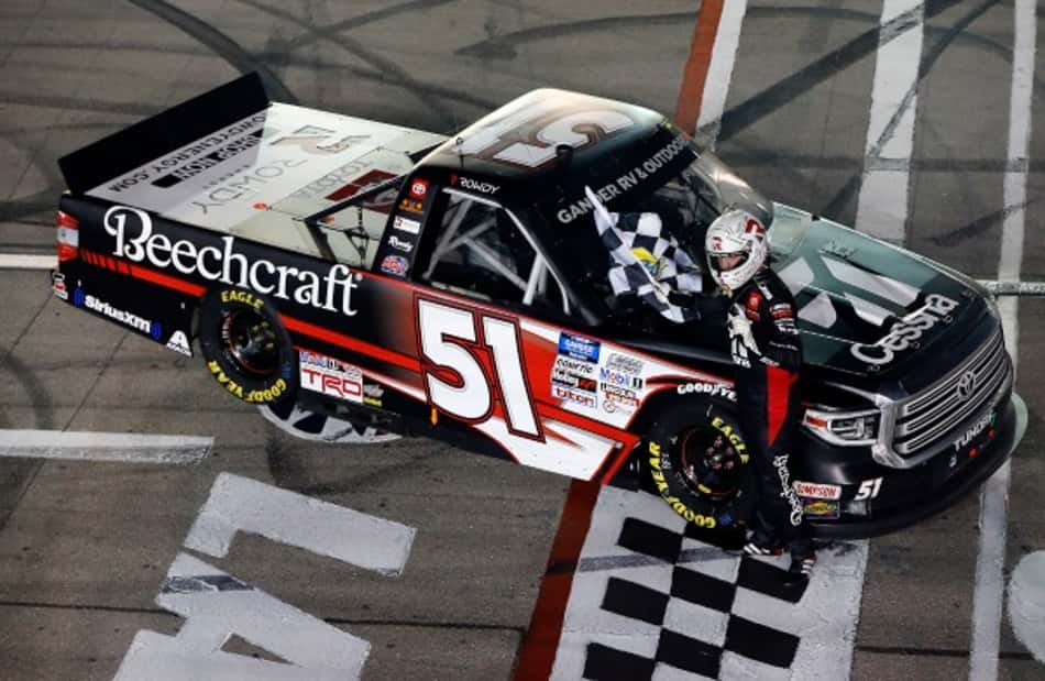 Kyle Busch domina e garante vitória em Las Vegas pela Truck Series