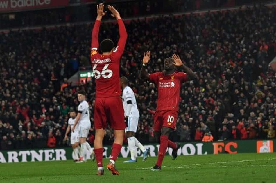 Liverpool sofre, mas vira sobre o West Ham e iguala recorde histórico