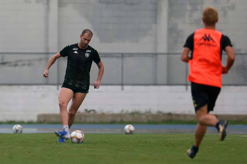 Com Carli em campo, Botafogo volta a treinar após dois dias
