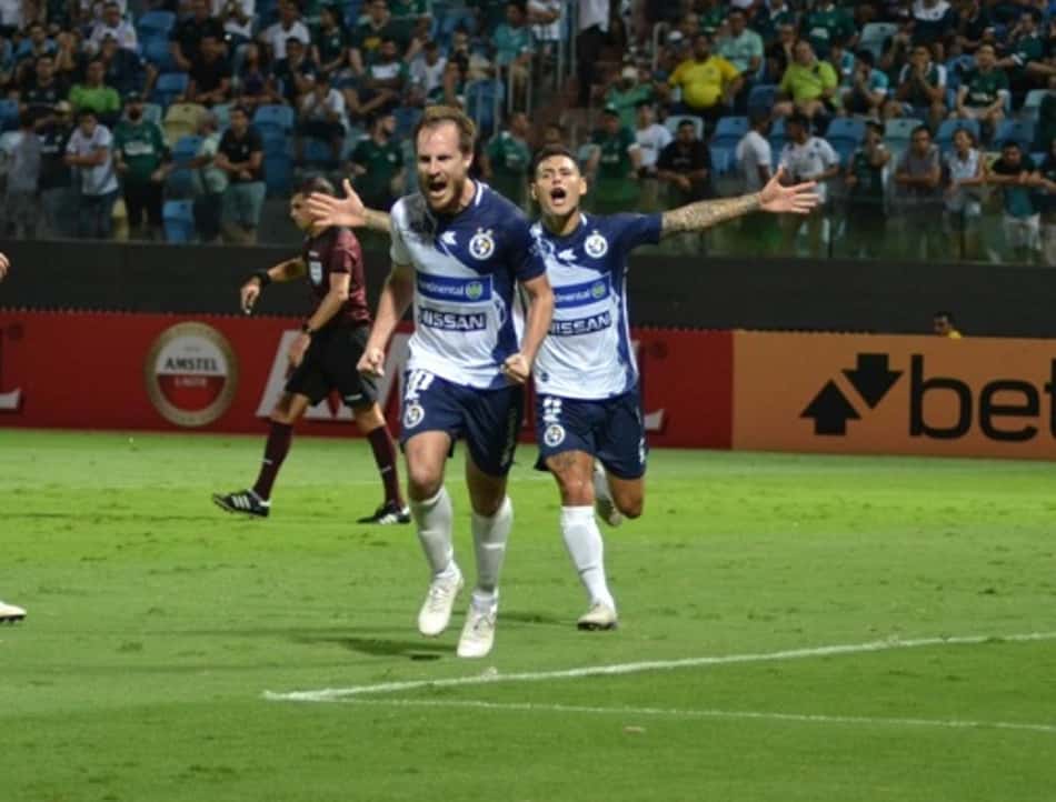 Goiás para no goleiro do Sol de América, perde o jogo e está eliminado da Copa Sul-Americana
