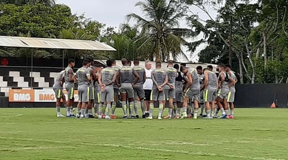 Vasco tenta conter crise e blindar Abel por melhor momento no futebol