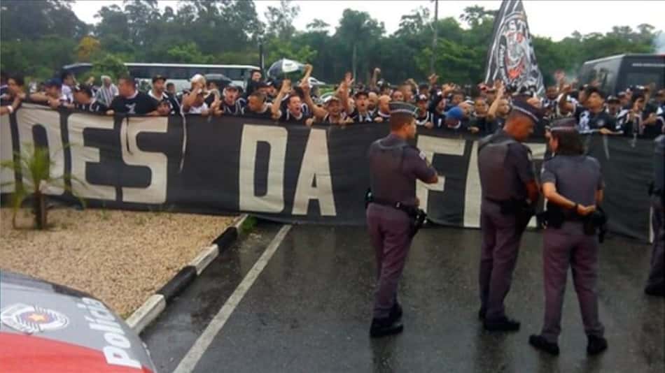 Torcida corintiana protesta contra diretoria no CT; Luan e Tiago Nunes são cobrados