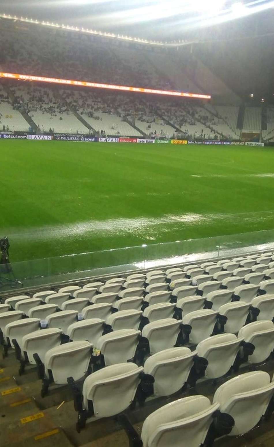Chuva deixa poças no gramado de Itaquera e atrapalha a partida entre Corinthians e Santo André