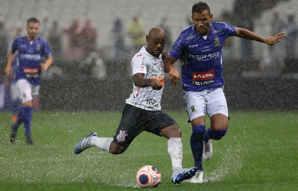 Corinthians se entrega e arranca empate nos acréscimos, mas ainda é muito pouco para o clube