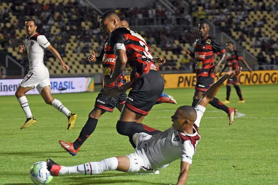 Wellington Silva exalta vitória, mas faz alerta para gols sofridos pelo Flu