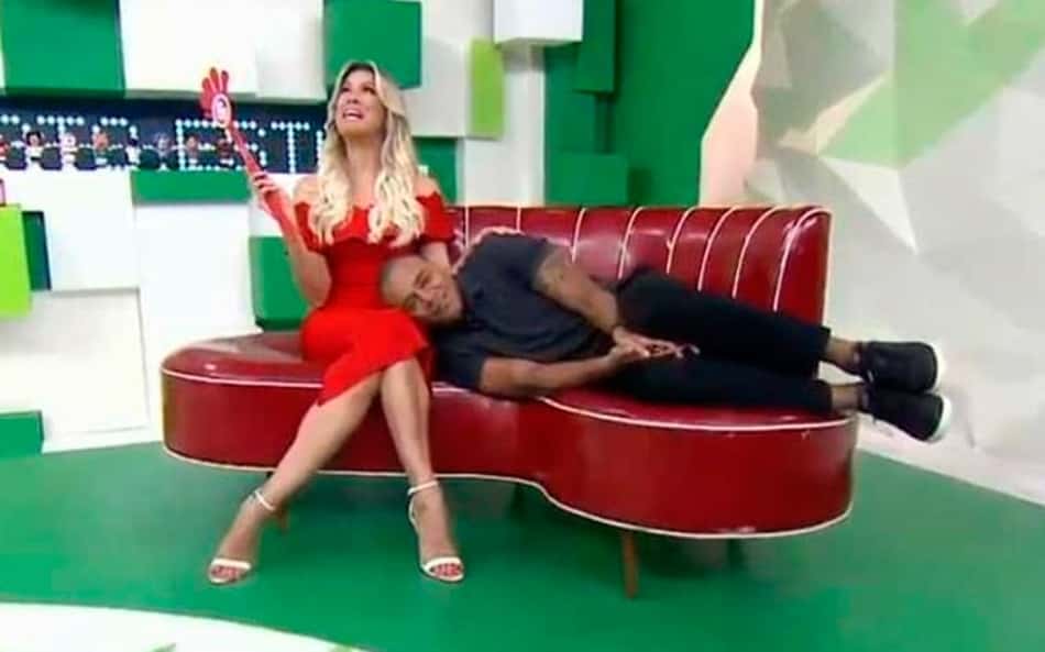 'Jogo Aberto' tem estúdio invadido por pomba e leva Renata Fan ao desespero; assista