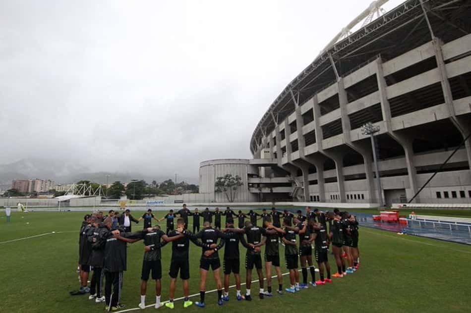 Por Espinosa! Botafogo 'se fecha' em memória do ex-gerente técnico