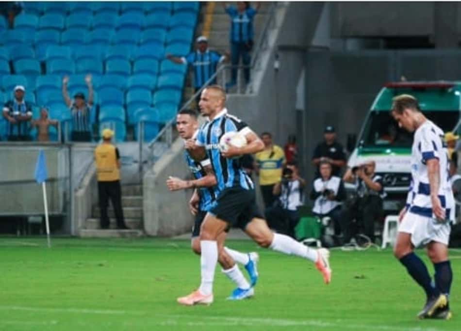 Com alto índice de passes corretos, Thaciano pode começar de titular contra o Juventude