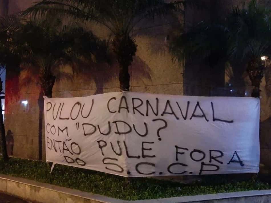 Torcida do Corinthians faz protesto no Parque São Jorge contra Andrés e cita foto com Dudu, do Palmeiras
